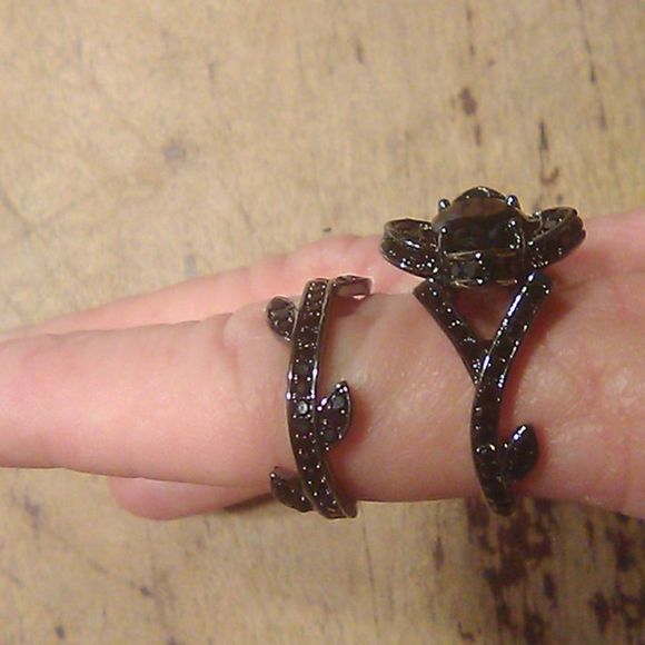 Black stone flower zirconia ring set - Picture 7 of 8
